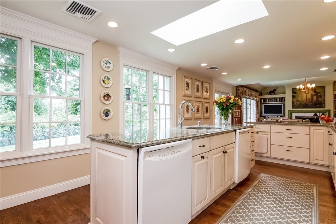 50 Old Boston Neck Road Narragansett, RI 02882 - Photo 18 of 37 Kitchen