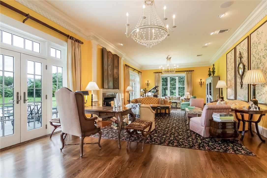 50 Old Boston Neck Road Narragansett, RI 02882 - Photo 6 of 37 Living Room