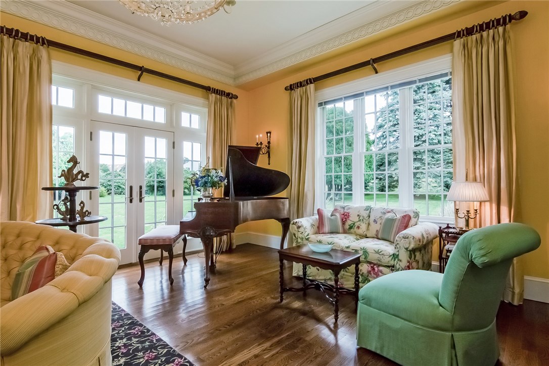 50 Old Boston Neck Road Narragansett, RI 02882 - Photo 8 of 37 Living Room