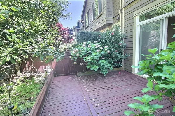 $3,500 | 23300 Southeast Black Nugget Road, Unit H2, Issaquah, WA 98029