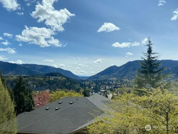 $3,500 | 23300 Southeast Black Nugget Road, Unit H2, Issaquah, WA 98029