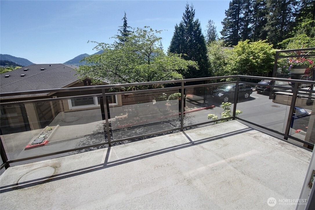 23300 Southeast Black Nugget Road, Unit H2 Issaquah, WA 98029 - Photo 5 of 36
