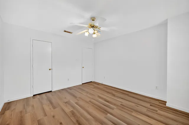 a view of empty room with ceiling fan