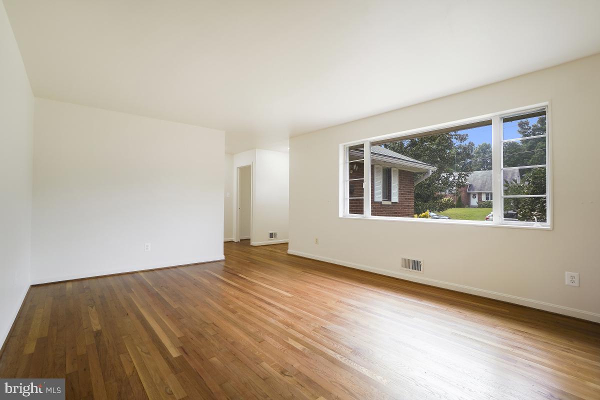 6830 Inverness Drive Springfield, VA 22150 - Photo 7 of 33