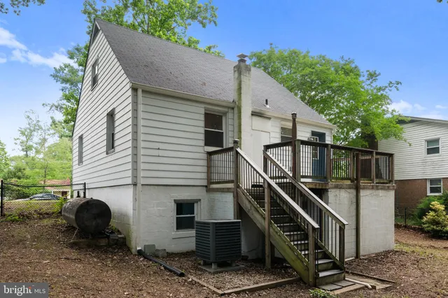 a view of a house with backyard and deck