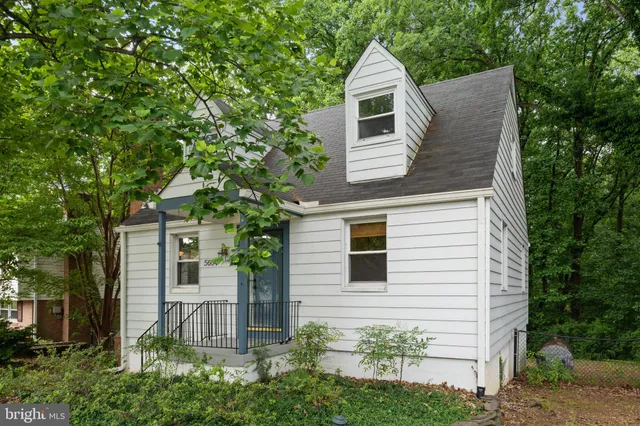 a view of a house with a yard and plants