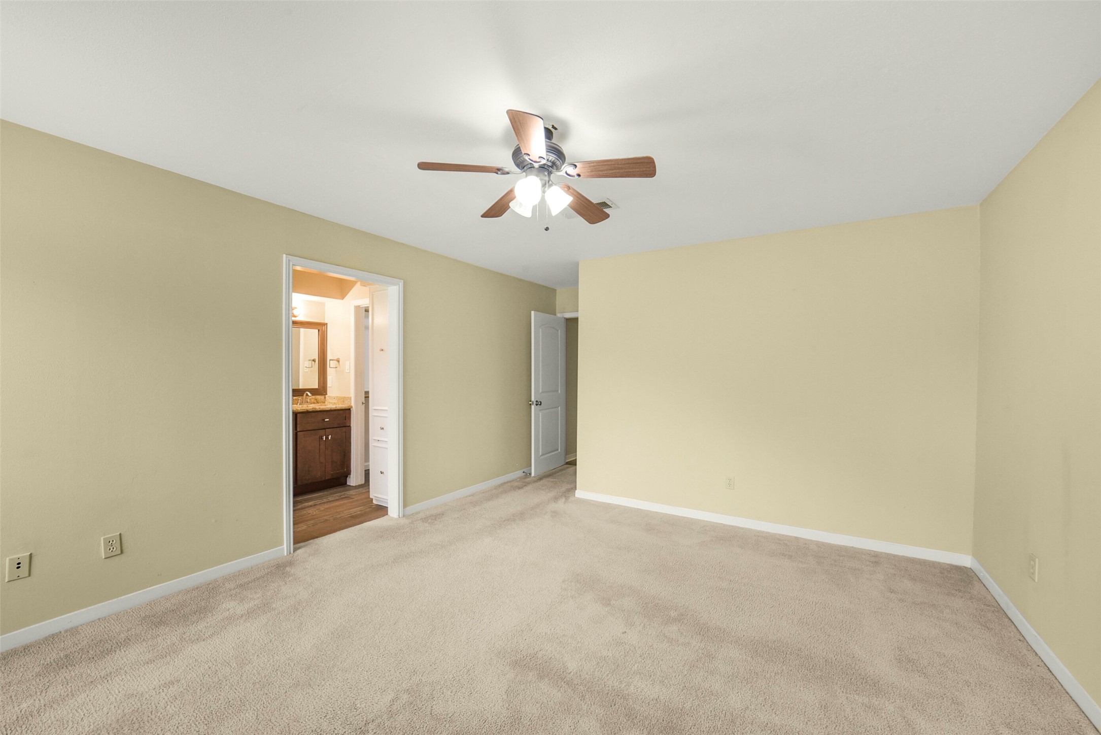 8343 Waynemer Way Houston, TX 77040 - Photo 22 of 38 Large primary bedroom