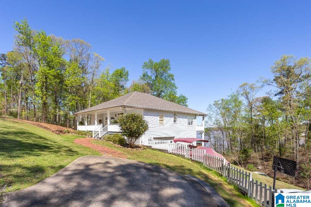 697 Ridgeway Circle Talladega, AL 35160 - Photo 3 of 44