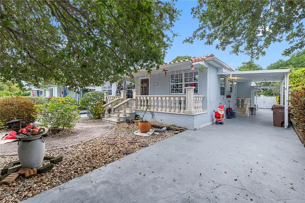 a view of a house with backyard and plants