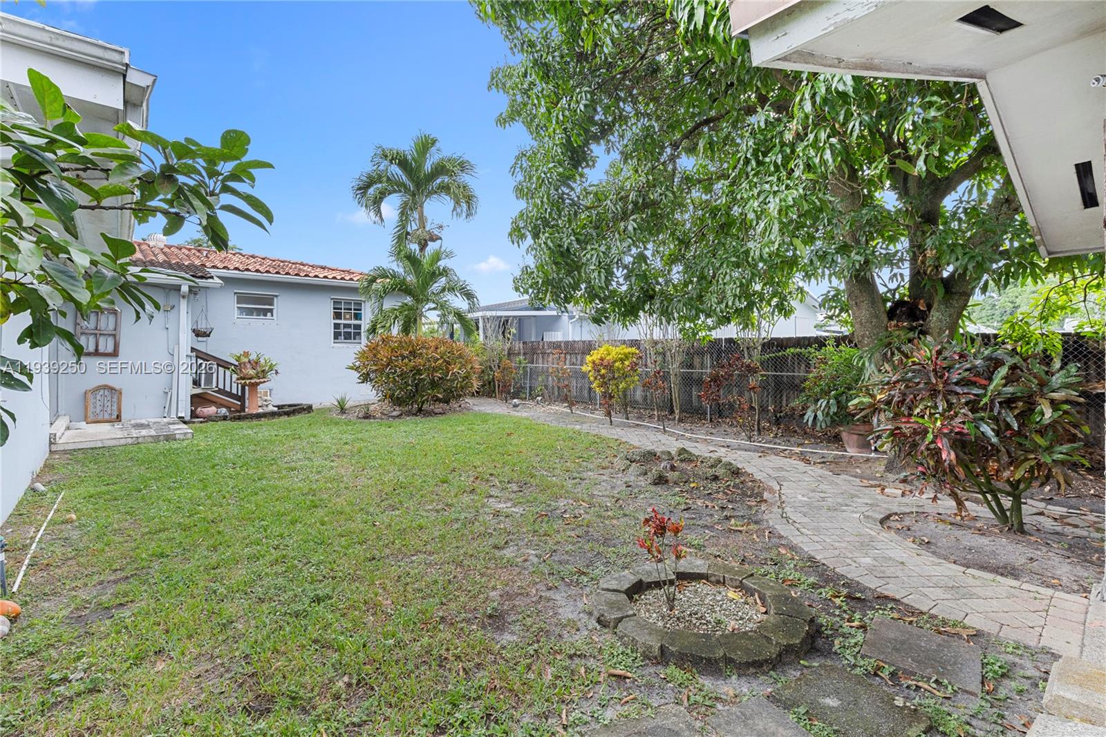 116 East 59th Street Hialeah, FL 33013 - Photo 21 of 51 a backyard of a house with lots of green space