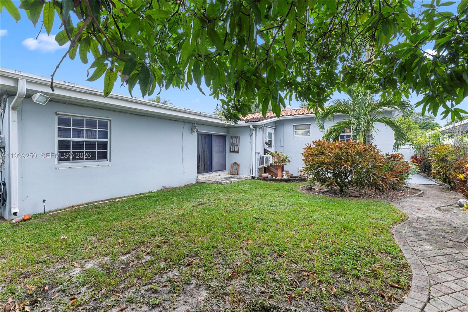 116 East 59th Street Hialeah, FL 33013 - Photo 23 of 51 a backyard of a house with plants and large tree