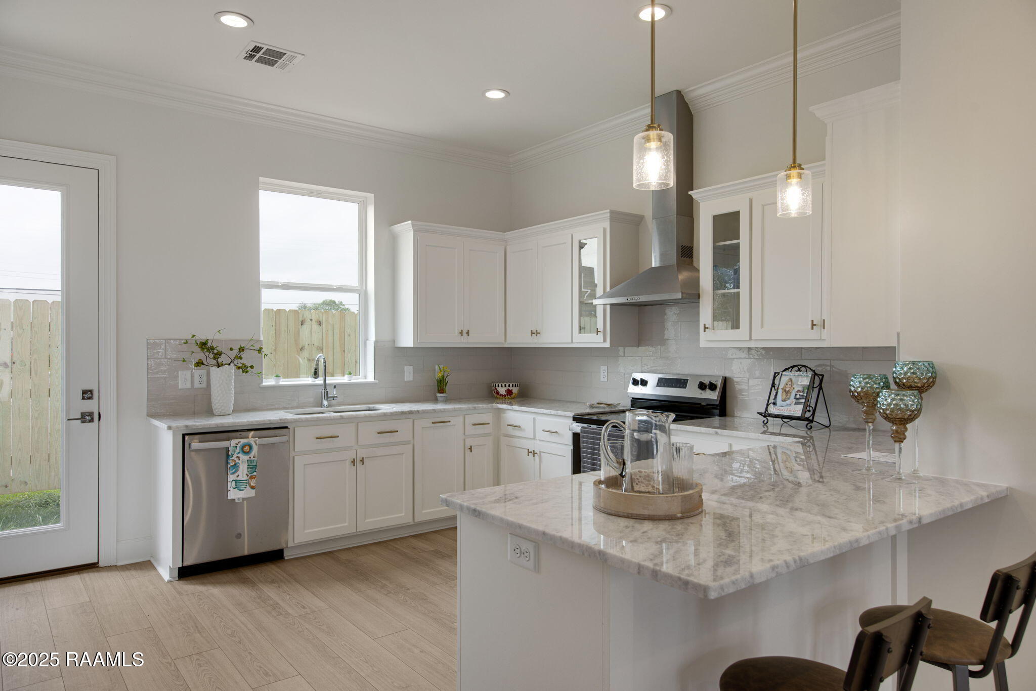 1510 Kaliste Saloom Road, Unit 201 Lafayette, LA 70508 - Photo 4 of 22 12-web-or-mls-1510 Kaliste Saloom Rd-12