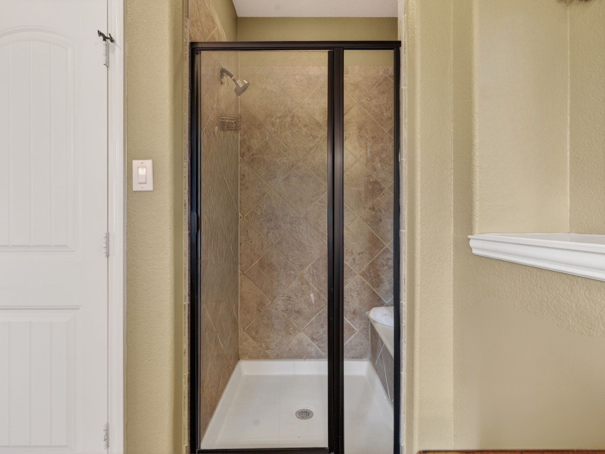 194 Maple Grove Drive Conroe, TX 77384 - Photo 15 of 25 a bathroom with a glass shower door
