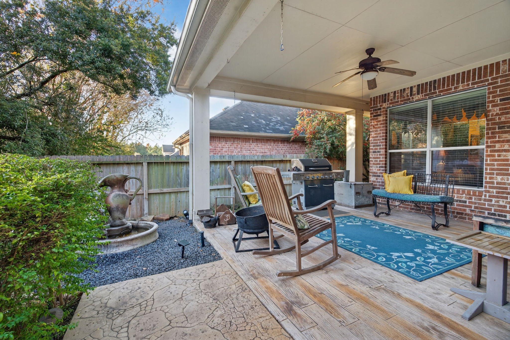 194 Maple Grove Drive Conroe, TX 77384 - Photo 22 of 25 a sitting area with furniture and garden view
