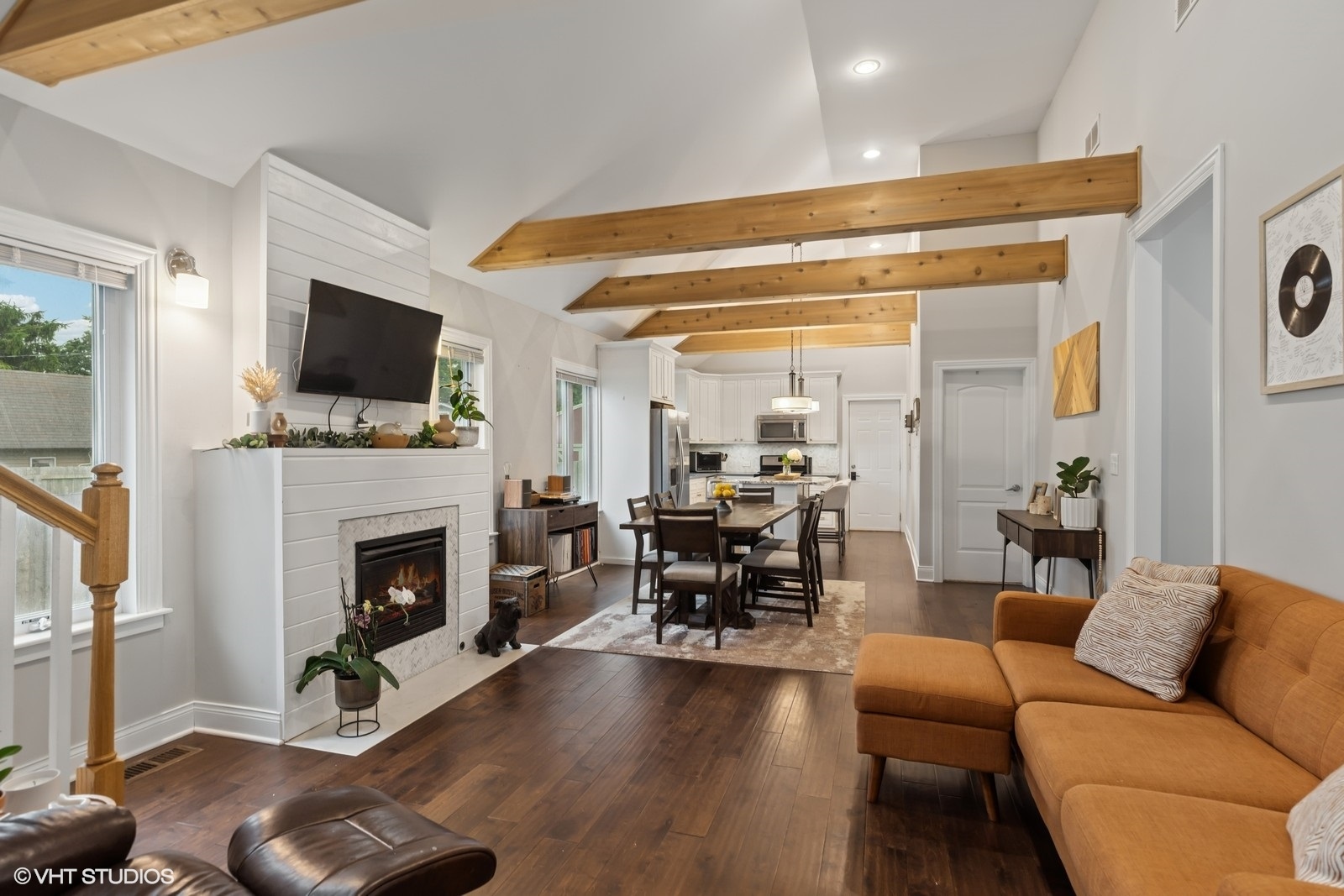 811 Woodland Road Wauconda, IL 60084 - Photo 3 of 25 Gallery Image 3