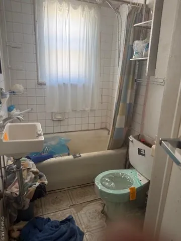 a bathroom with a toilet and a bathtub