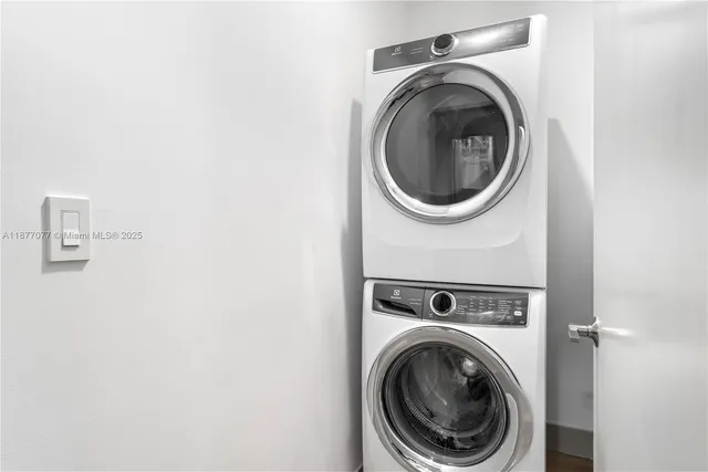 a close up view of a washer and dryer