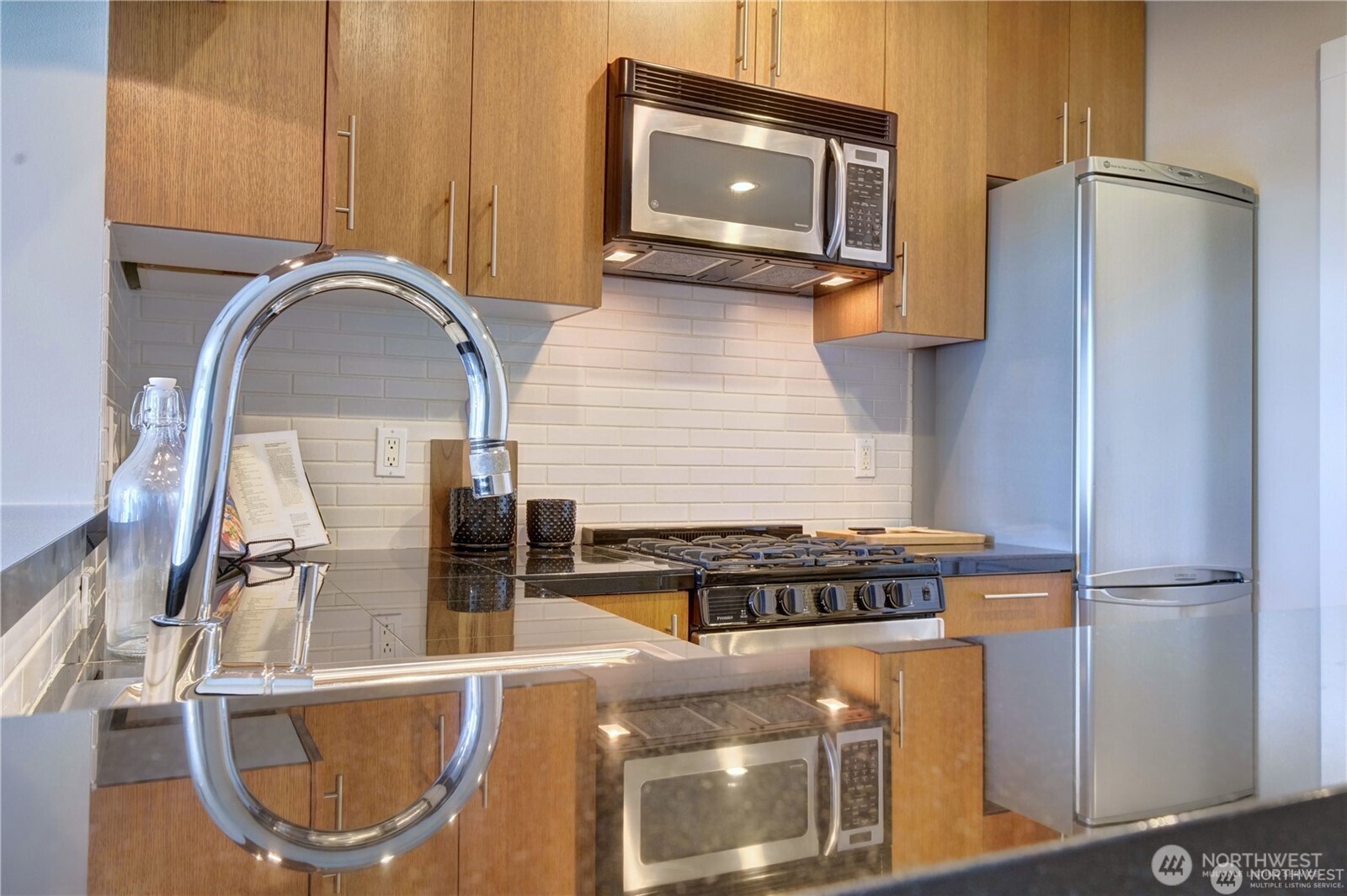 2721 1st Avenue, Unit PH06 Seattle, WA 98121 - Photo 8 of 30