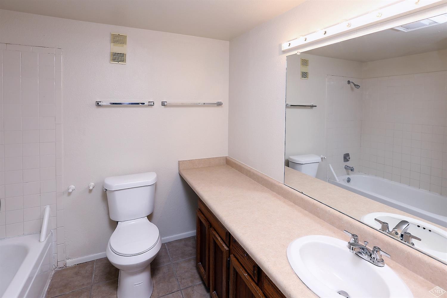 165 Gopher Road, Unit E28 Avon, CO 81620 - Photo 7 of 19 a bathroom with a sink toilet and vanity