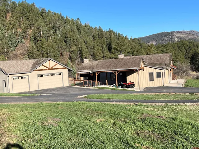 a view of house with garden and trees