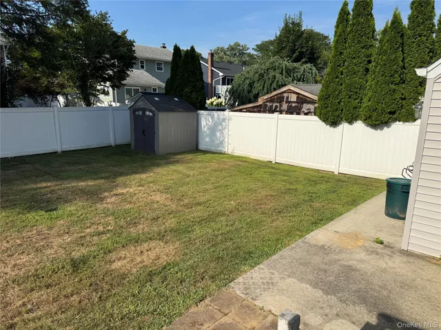 a view of a backyard