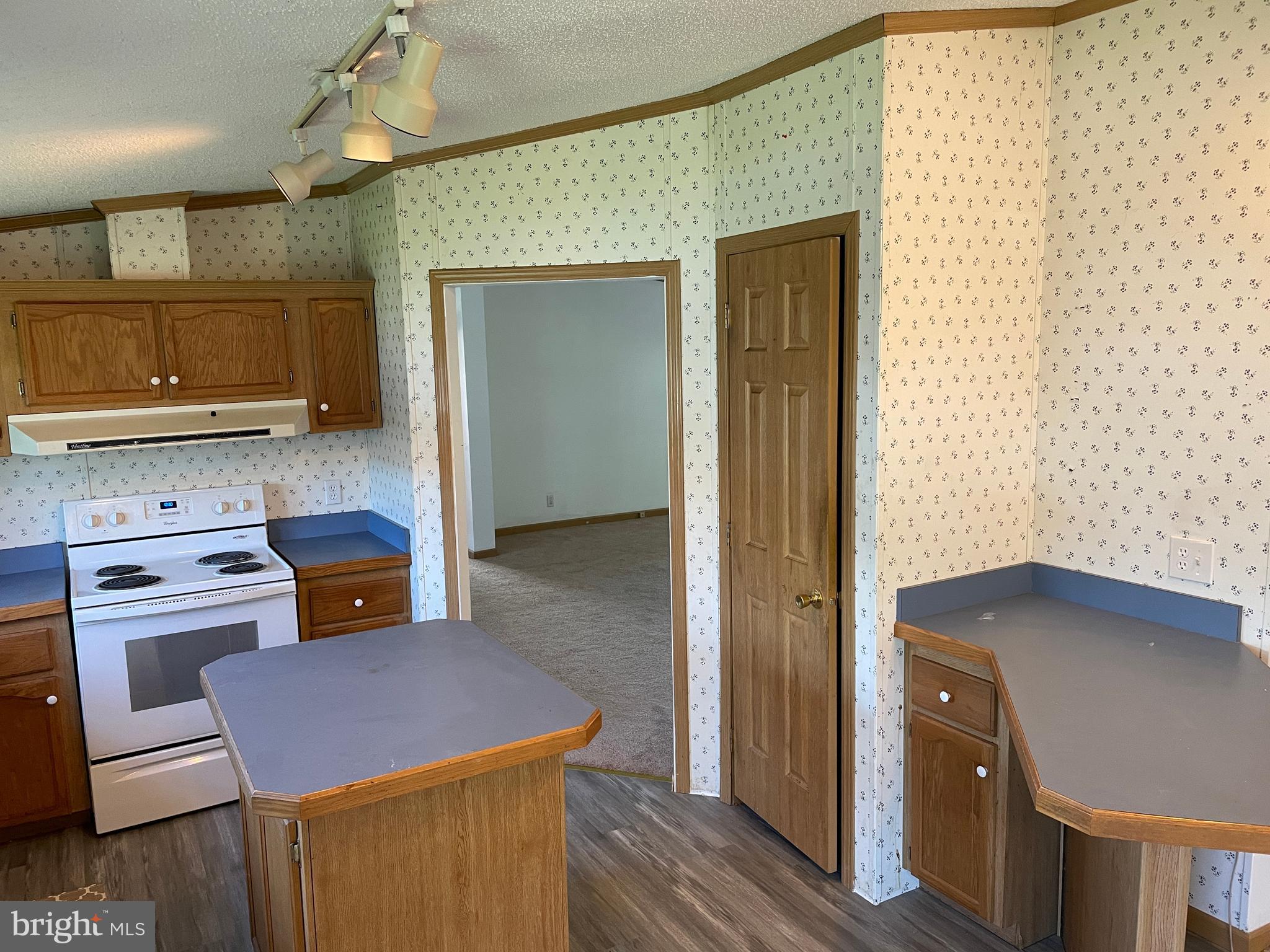 307 Ridge Road Elizabethtown, PA 17022 - Photo 39 of 73 Kitchen with island and breakfast nook