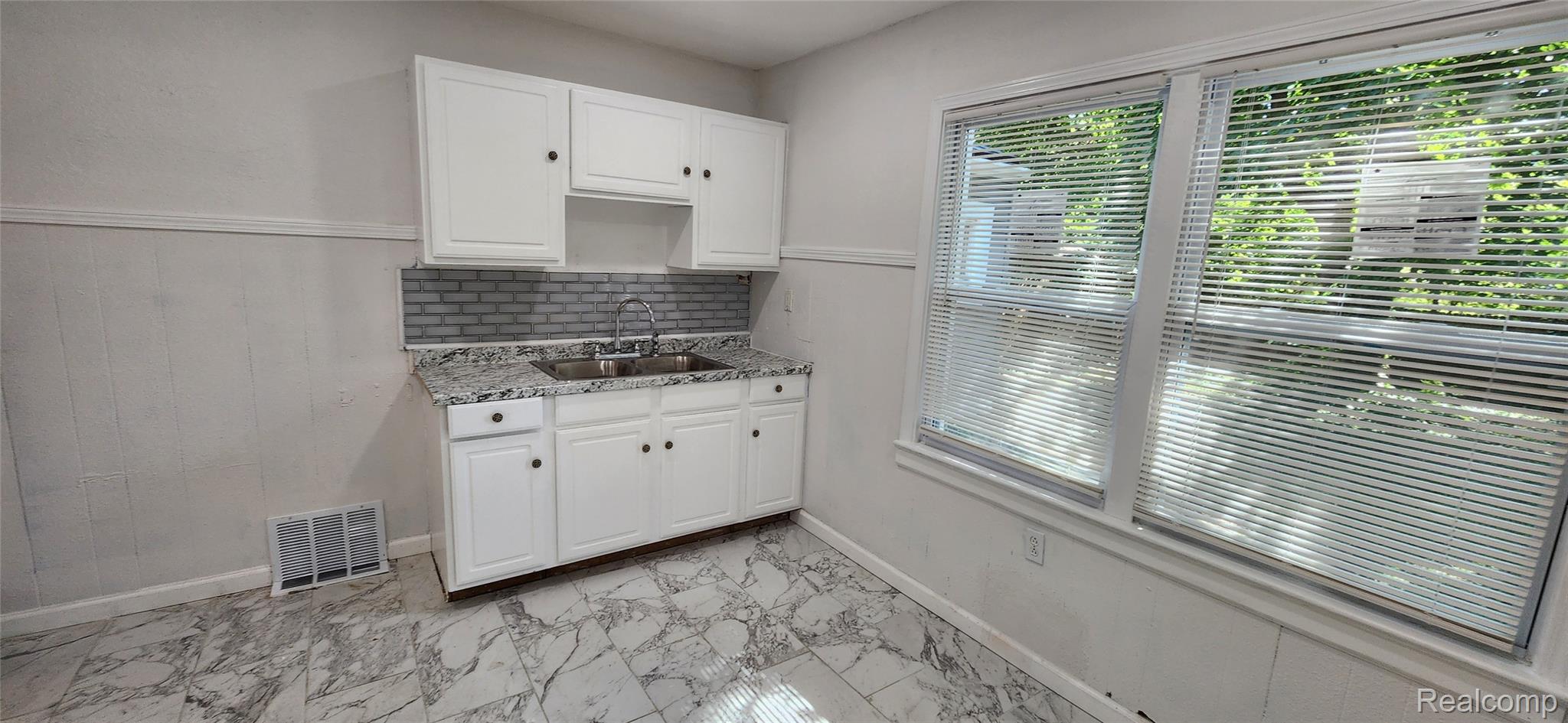 19734 Lahser Road Detroit, MI 48219 - Photo 2 of 8 Kitchen1.jpg