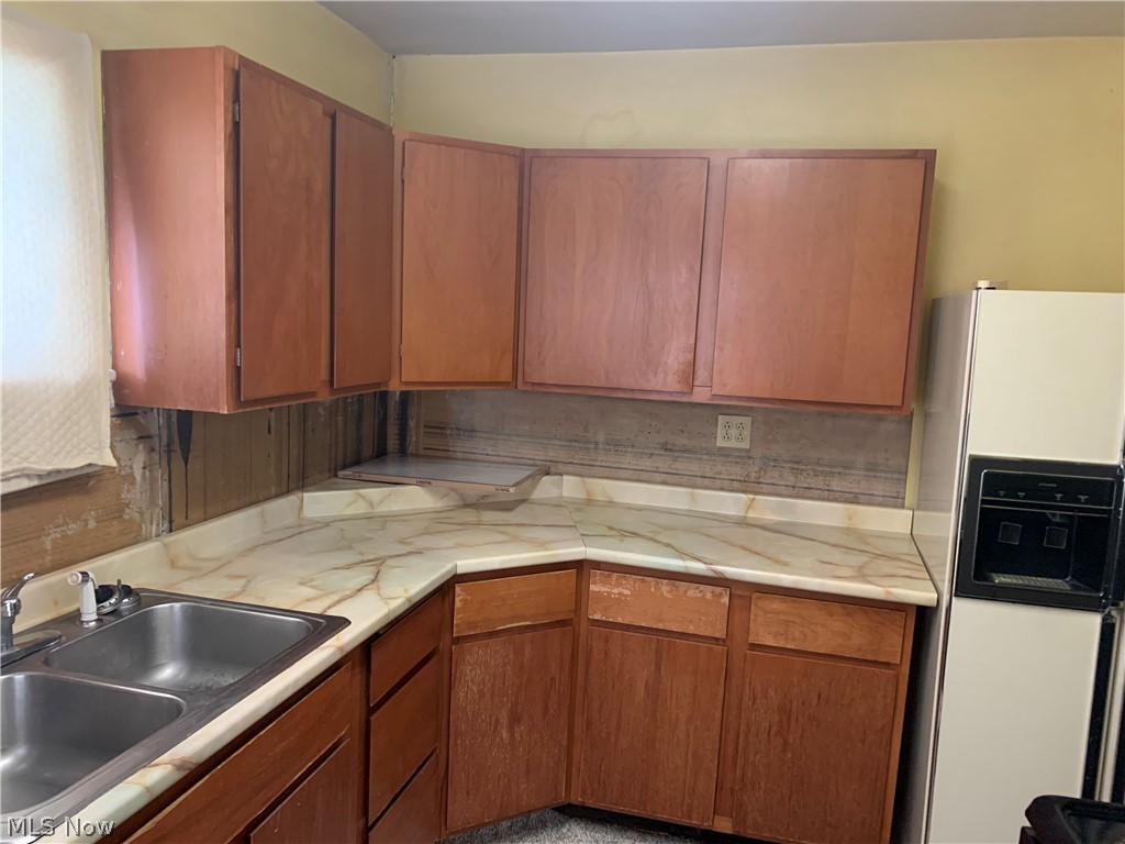 2756 Graham Road Stow, OH 44224 - Photo 7 of 33 Kitchen with fridge