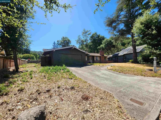a view of backyard of the house