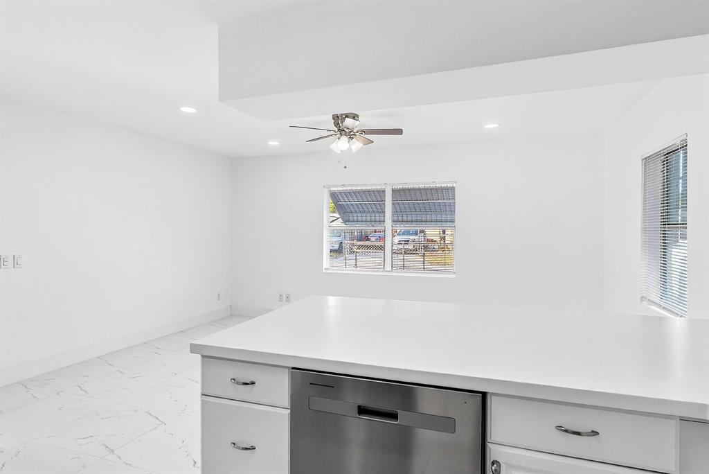 1214 Peak Road Lantana, FL 33462 - Photo 11 of 36