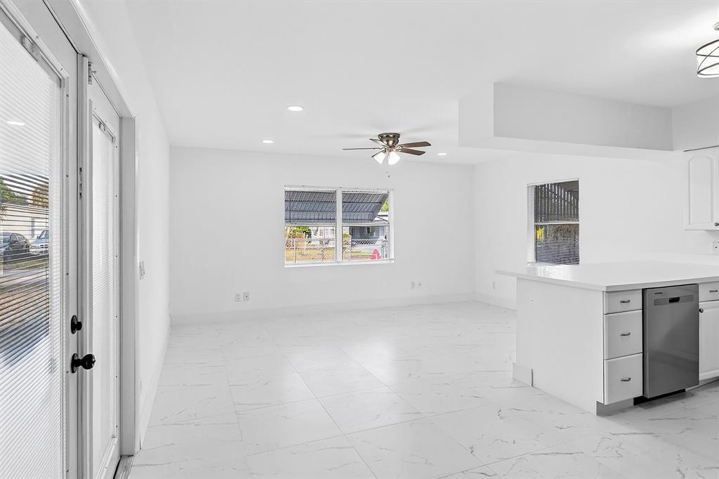 1214 Peak Road Lantana, FL 33462 - Photo 12 of 36