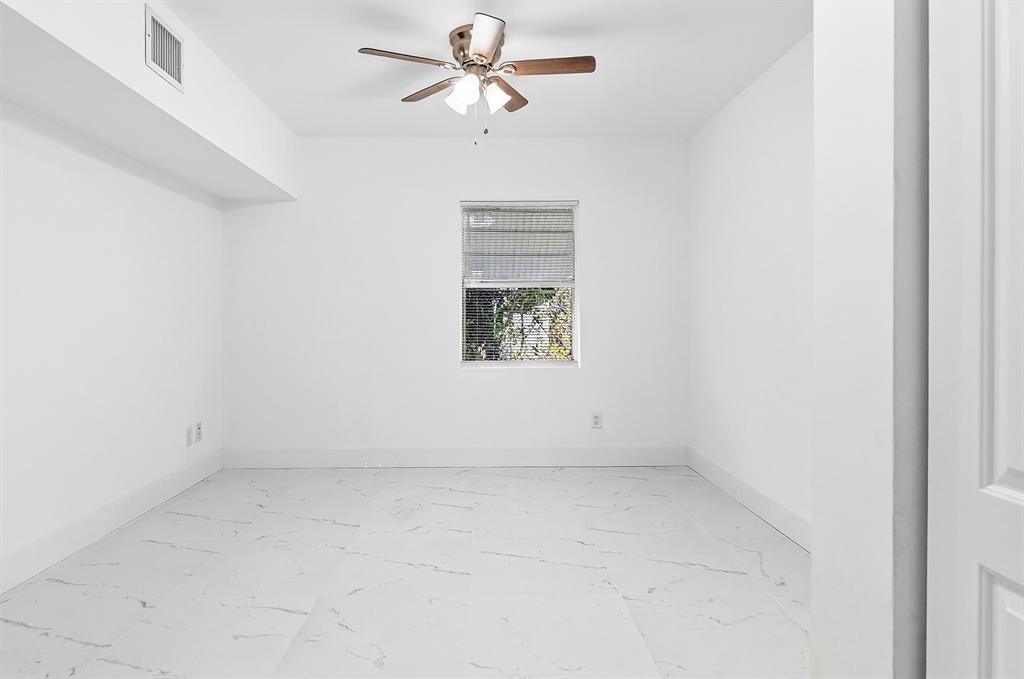 1214 Peak Road Lantana, FL 33462 - Photo 22 of 36