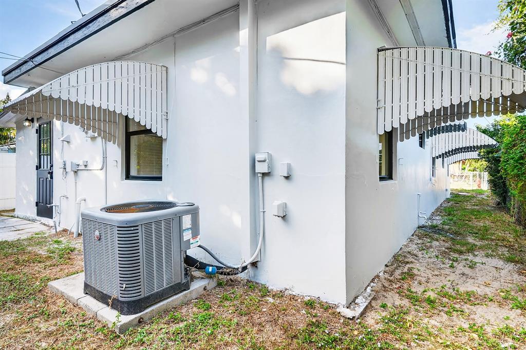 1214 Peak Road Lantana, FL 33462 - Photo 27 of 36