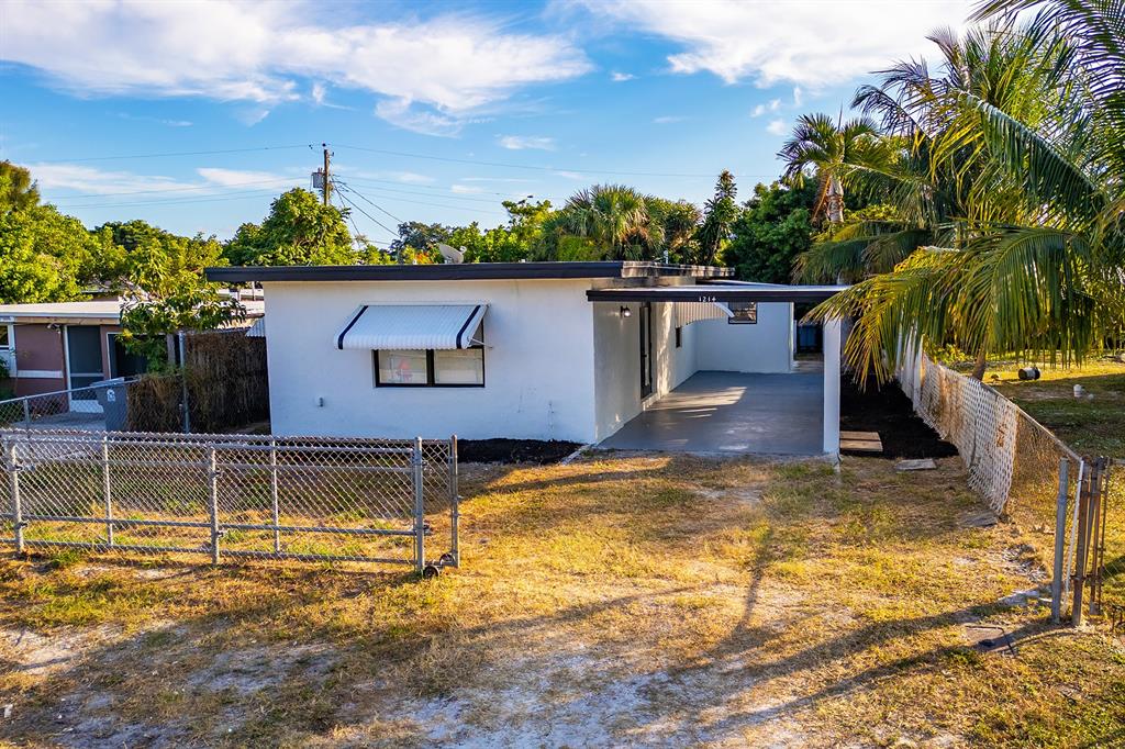 1214 Peak Road Lantana, FL 33462 - Photo 29 of 36