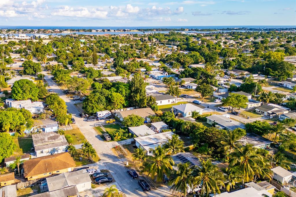 1214 Peak Road Lantana, FL 33462 - Photo 31 of 36