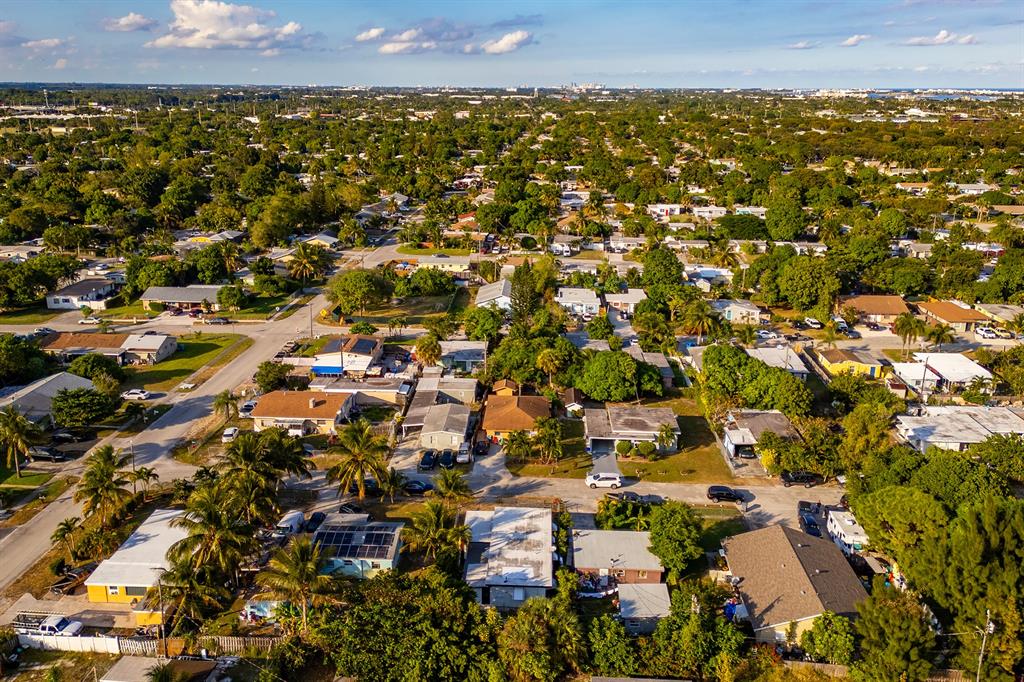 1214 Peak Road Lantana, FL 33462 - Photo 33 of 36