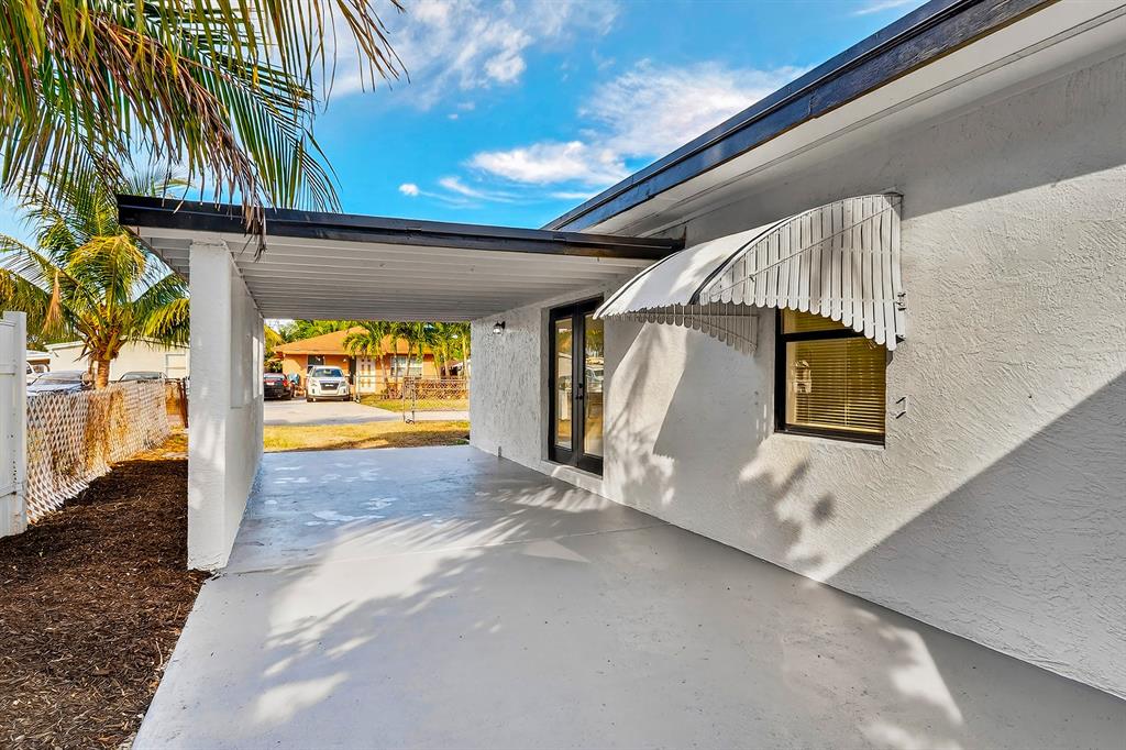 1214 Peak Road Lantana, FL 33462 - Photo 4 of 36