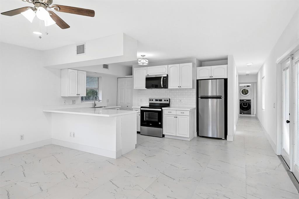 1214 Peak Road Lantana, FL 33462 - Photo 5 of 36