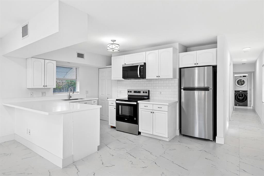 1214 Peak Road Lantana, FL 33462 - Photo 7 of 36