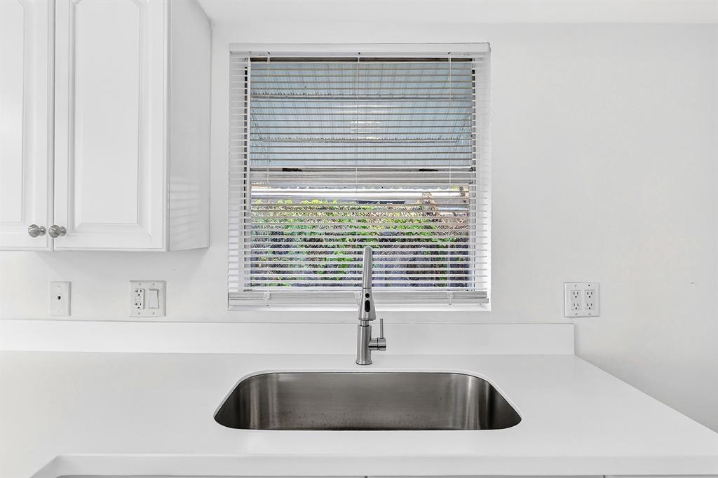 1214 Peak Road Lantana, FL 33462 - Photo 10 of 36