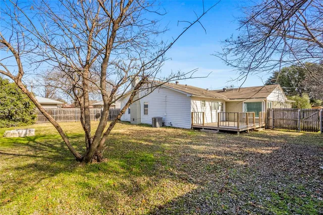 a view of a yard in front of a house