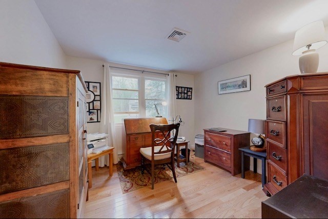 2 Russett Road Bedford, MA 01730 - Photo 16 of 41 a livingroom with workspace and a window