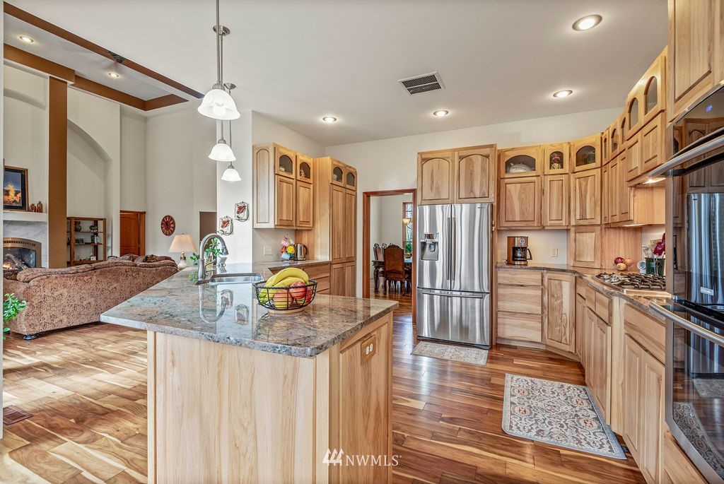 212 Whitewater Road Longview, WA 98632 - Photo 11 of 39 a kitchen with stainless steel appliances granite countertop a refrigerator a oven and a sink
