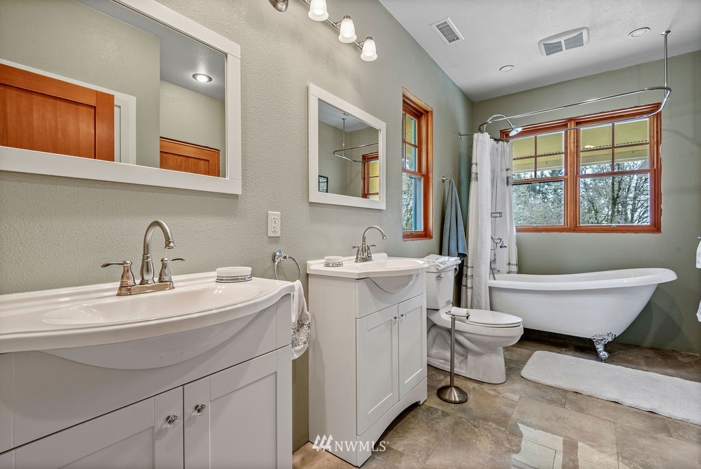 212 Whitewater Road Longview, WA 98632 - Photo 23 of 39 a bathroom with a sink toilet a mirror and a tub