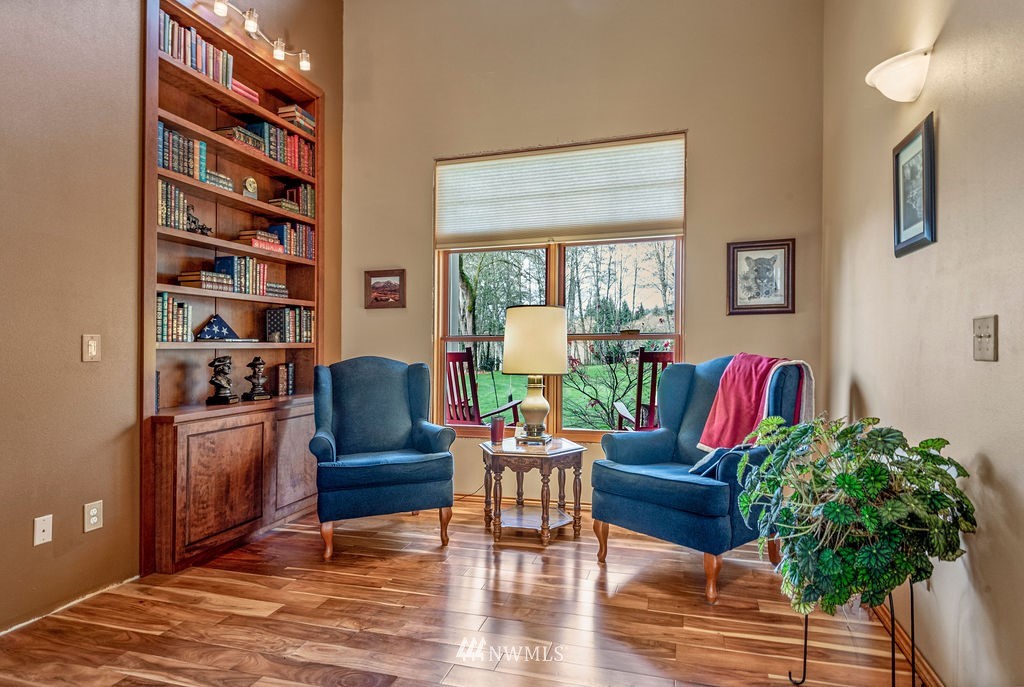 212 Whitewater Road Longview, WA 98632 - Photo 9 of 39 a living room with furniture and a potted plant
