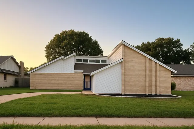 a view of a back yard of the house