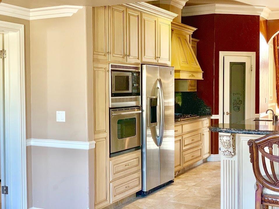 21196 Steward Road Madera, CA 93638 - Photo 21 of 39 a bathroom with a refrigerator and washer