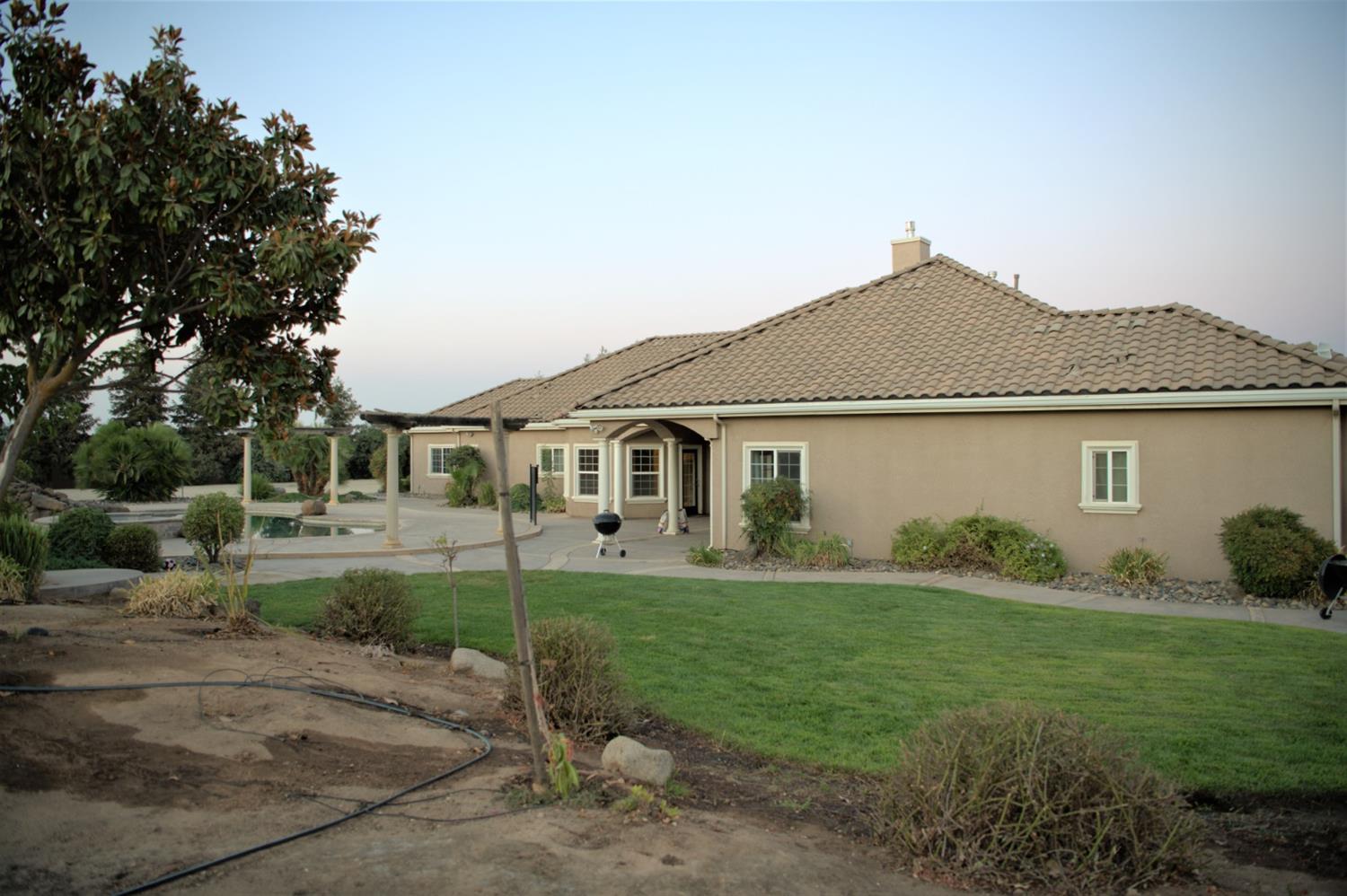 21196 Steward Road Madera, CA 93638 - Photo 37 of 39 a front view of a house with a garden