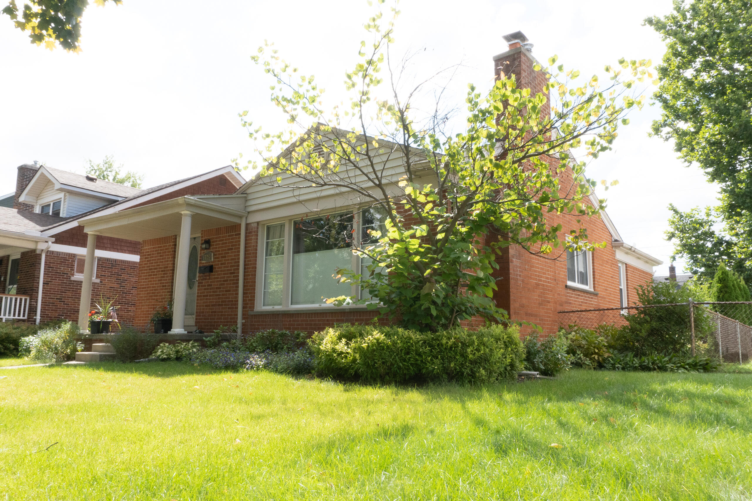 1325 Cambridge Road Berkley, MI 48072 - Photo 3 of 24 right side