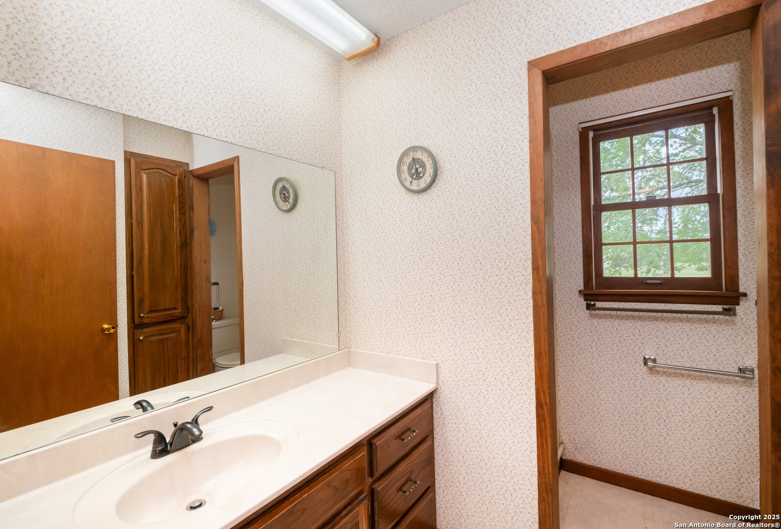1221 Pieper Road New Braunfels, TX 78130 - Photo 19 of 43 a bathroom with a sink and a mirror